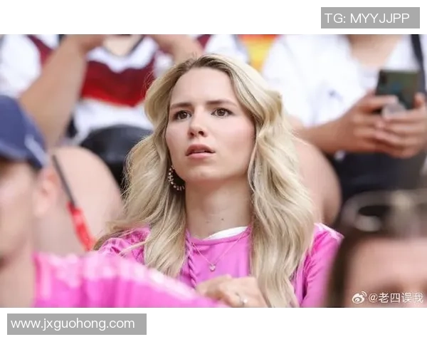 足球明星复古风格女球迷的经典瞬间回顾与时尚解读