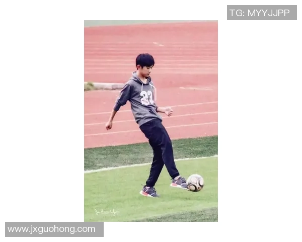 时尚与运动的完美结合足球明星海报卫衣让你尽显个性与活力